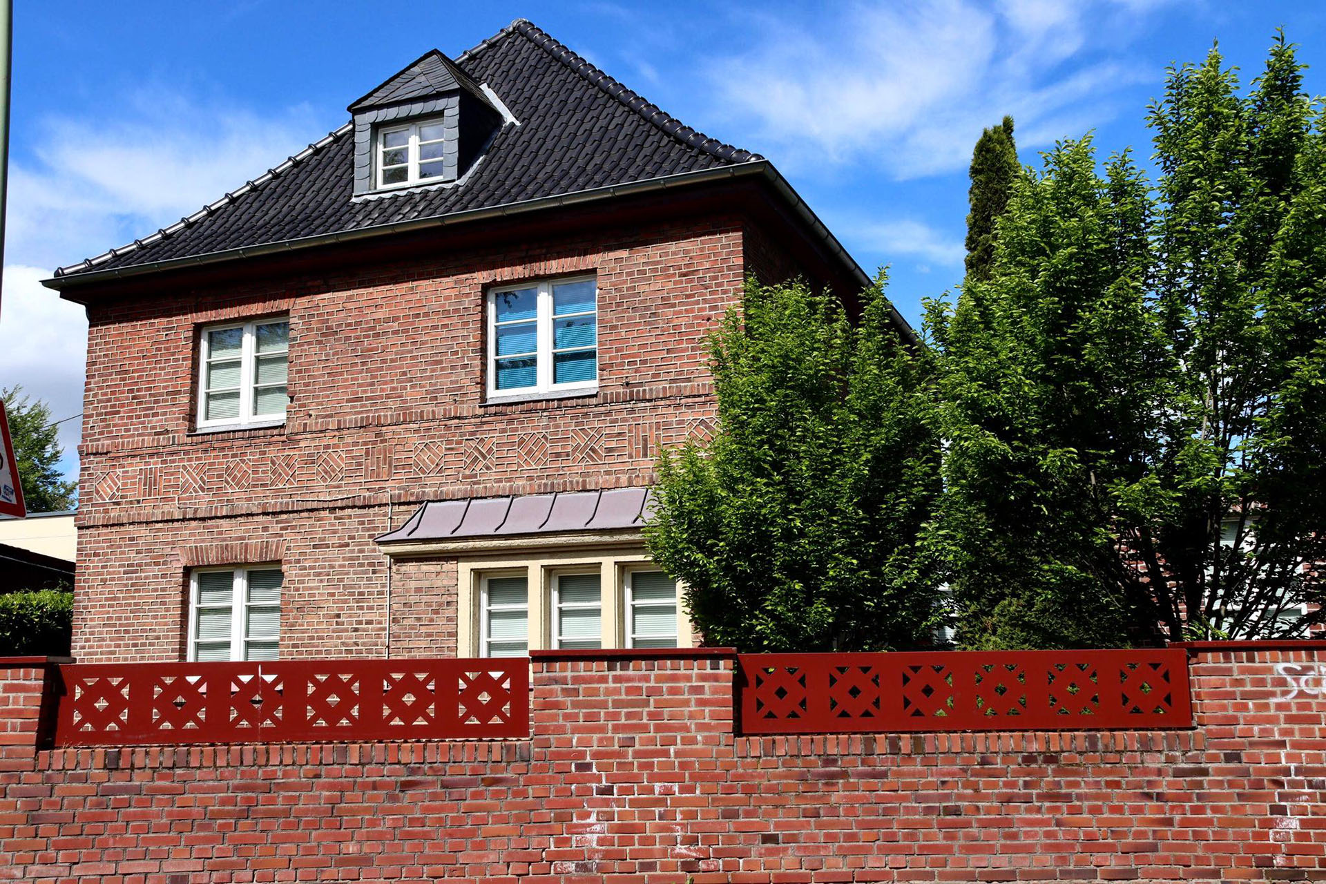 Das ehemalige Schalthaus in Birkesdorf gegenüber des Josef-Vosen-Parks steht heute unter Denkmalschutz.